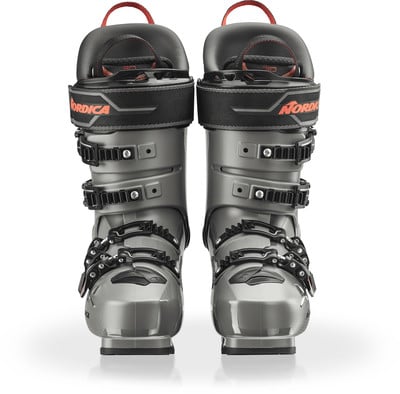 Zwei graue Nordica Skischuhe mit roten Details und Schnallen.