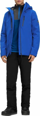 Ein Mann in einer blauen Jacke und schwarzen Hosen posiert vor weißem Hintergrund.