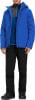 Ein Mann in einer blauen Jacke und schwarzen Hosen posiert vor weißem Hintergrund.