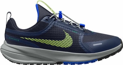 Blauer Nike Laufschuh mit neongrünem Swoosh und grauer Sohle. Blauer Nike Laufschuh mit neongrünem Swoosh und grauer Sohle.