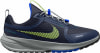 Blauer Nike Laufschuh mit neongrünem Swoosh und grauer Sohle.