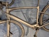 Detail eines E-Bike-Rahmens mit sichtbaren Kabeln und Antrieb.