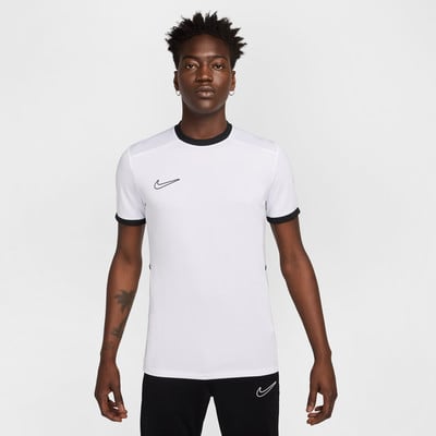 Mann in einem weißen Nike-T-Shirt mit schwarzer Kragen- und Ärmelfassung. Mann in einem weißen Nike-T-Shirt mit schwarzer Kragen- und Ärmelfassung.