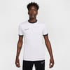 Mann in einem weißen Nike-T-Shirt mit schwarzer Kragen- und Ärmelfassung.