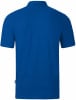 Ein blaues Poloshirt von hinten, mit kurzen Ärmeln und Kragen.