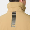 Detail einer Jacke mit HH-Logo auf beigem Hintergrund.