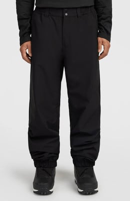 Ein Mann in schwarzer Winterhose und Stiefeln vor hellem Hintergrund. Ein Mann in schwarzer Winterhose und Stiefeln vor hellem Hintergrund.