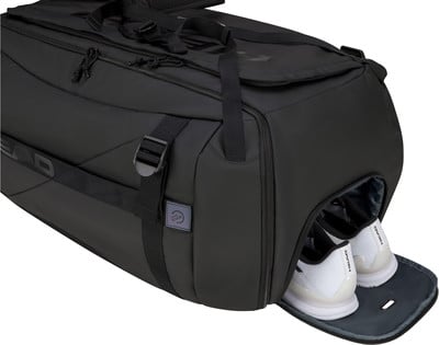 Schwarze Sporttasche mit Schuhfach und weißen Tennisschuhen. Schwarze Sporttasche mit Schuhfach und weißen Tennisschuhen.
