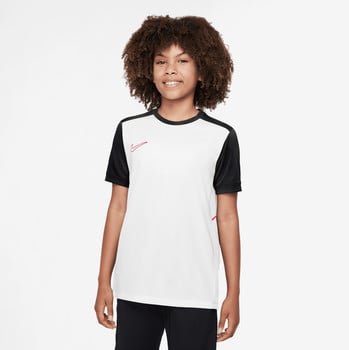 Junge in weißem Nike-T-Shirt mit schwarzen Ärmeln und rotem Logo.