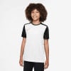 Junge in weißem Nike-T-Shirt mit schwarzen Ärmeln und rotem Logo.