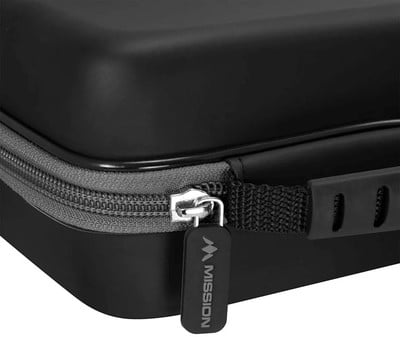Detail einer schwarzen Tasche mit Reißverschluss und Mission-Logo. Detail einer schwarzen Tasche mit Reißverschluss und Mission-Logo.