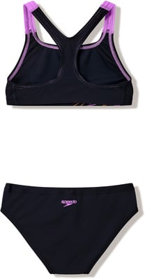 Schwarzer Badeanzug mit lila Trägern und Speedo-Logo. Schwarzer Badeanzug mit lila Trägern und Speedo-Logo.