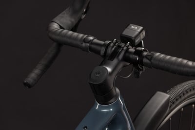 Detail eines Fahrradlenkers mit schwarzem Lenkerband und kleiner Leuchte. Detail eines Fahrradlenkers mit schwarzem Lenkerband und kleiner Leuchte.