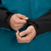 Ein Mann schließt den Klettverschluss am Ärmel seiner Jacke.