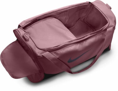 Eine rosafarbene Nike Sporttasche mit offenem Hauptfach und Seitentasche. Eine rosafarbene Nike Sporttasche mit offenem Hauptfach und Seitentasche.