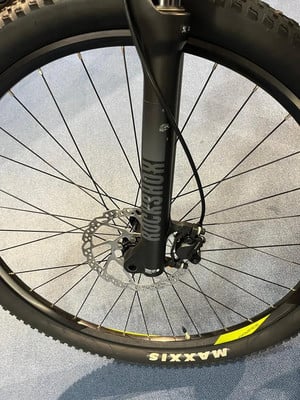 Vorderes Mountainbike-Rad mit Scheibenbremse und RockShox-Gabel. Vorderes Mountainbike-Rad mit Scheibenbremse und RockShox-Gabel.