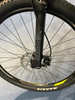 Vorderes Mountainbike-Rad mit Scheibenbremse und RockShox-Gabel.