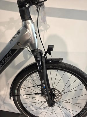 Vorderseite eines E-Bikes mit Federgabel und Schutzblech. Vorderseite eines E-Bikes mit Federgabel und Schutzblech.