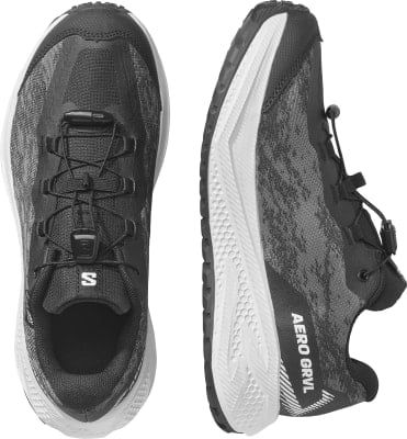 Draufsicht und Seitenansicht von schwarzen Laufschuhen mit grauem Muster und Schnellverschluss. Draufsicht und Seitenansicht von schwarzen Laufschuhen mit grauem Muster und Schnellverschluss.