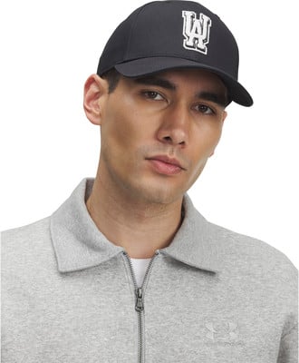 Ein Mann mit einer schwarzen Kappe mit LA-Logo und einer grauen Jacke mit Reißverschluss. Ein Mann mit einer schwarzen Kappe mit LA-Logo und einer grauen Jacke mit Reißverschluss.