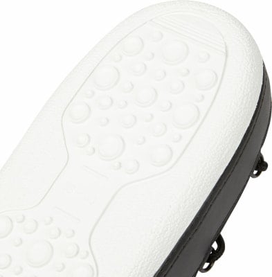 Nahaufnahme einer weißen Schuhsohle mit kreisförmigem Muster und schwarzem Rand. Nahaufnahme einer weißen Schuhsohle mit kreisförmigem Muster und schwarzem Rand.