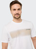 Ein Mann in einem weißen T-Shirt mit Streifenaufdruck und dem Schriftzug JOY SPORTSWEAR.