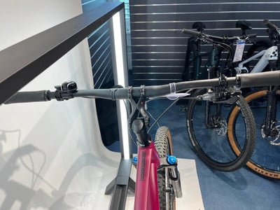 Mountainbike-Lenker mit Griff, Klingel und Bedienelementen. Mountainbike-Lenker mit Griff, Klingel und Bedienelementen.