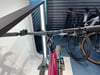 Mountainbike-Lenker mit Griff, Klingel und Bedienelementen.