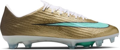 Goldene Nike Fußballschuhe mit weißen Schnürsenkeln und türkisfarbenem Swoosh. Goldene Nike Fußballschuhe mit weißen Schnürsenkeln und türkisfarbenem Swoosh.