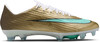 Goldene Nike Fußballschuhe mit weißen Schnürsenkeln und türkisfarbenem Swoosh.