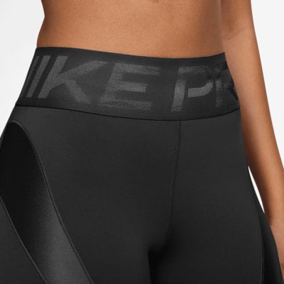 Detail schwarzer Nike Pro Leggings für Damen mit Logo auf dem Bund.