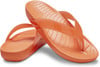 Orangefarbene Crocs-Flip-Flops mit Plateau und transparenten Riemen.