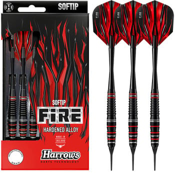 Set aus schwarzen und roten Darts mit Flammenmotiv und Softip-Aufschrift.