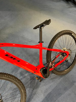 Ein rotes BH Mountainbike mit schwarzem Sattel und Rädern. Ein rotes BH Mountainbike mit schwarzem Sattel und Rädern.
