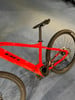 Ein rotes BH Mountainbike mit schwarzem Sattel und Rädern.