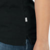 Schwarzes Poloshirt mit kleinem grauem JAKO-Logo an der Seite.