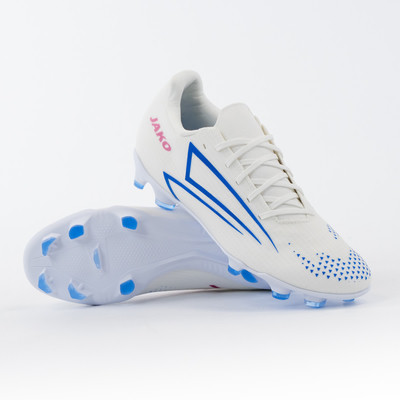 Weiße Fußballschuhe mit blauen und rosa Details auf weißem Hintergrund. Weiße Fußballschuhe mit blauen und rosa Details auf weißem Hintergrund.