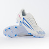 Weiße Fußballschuhe mit blauen und rosa Details auf weißem Hintergrund.