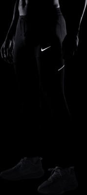 Mann in schwarzer Sporthose mit Nike-Logo und Schuhen.
