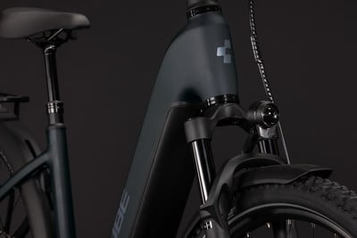 Teil eines dunkelgrauen E-Bikes mit Gabel, Licht und Schutzblech. Teil eines dunkelgrauen E-Bikes mit Gabel, Licht und Schutzblech.