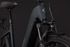 Teil eines dunkelgrauen E-Bikes mit Gabel, Licht und Schutzblech.