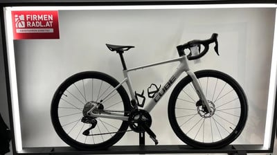Modernes weißes Rennrad der Marke Cube mit Logo am Rahmen. Modernes weißes Rennrad der Marke Cube mit Logo am Rahmen.