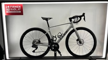 Modernes weißes Rennrad der Marke Cube mit Logo am Rahmen.
