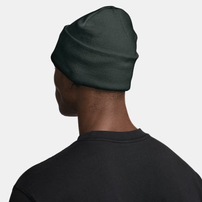 Rückansicht einer Person mit dunkelgrüner Mütze und schwarzem T-Shirt. Rückansicht einer Person mit dunkelgrüner Mütze und schwarzem T-Shirt.