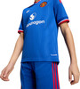 Junge in blauem Manchester United Fußballtrikot mit Snapdragon und Adidas Logo.