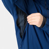Detail einer Jacke mit offener Tasche und Netzfutter.