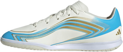 Weißer Fußballschuh mit blauen und goldenen Streifen und Adidas-Logo. Weißer Fußballschuh mit blauen und goldenen Streifen und Adidas-Logo.