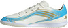 Weißer Fußballschuh mit blauen und goldenen Streifen und Adidas-Logo.