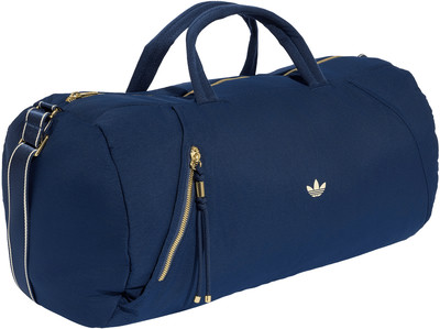 Dunkelblaue Adidas Sporttasche mit goldenen Reißverschlüssen und Logo. Dunkelblaue Adidas Sporttasche mit goldenen Reißverschlüssen und Logo.