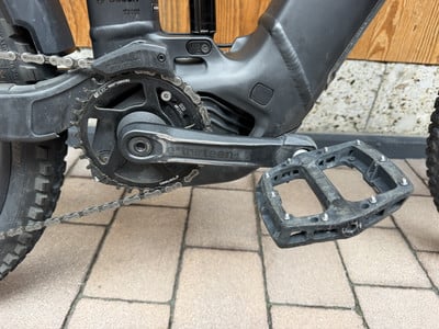 Detail des Kettenantriebs und des Pedals eines Bosch E-Bikes. Detail des Kettenantriebs und des Pedals eines Bosch E-Bikes.